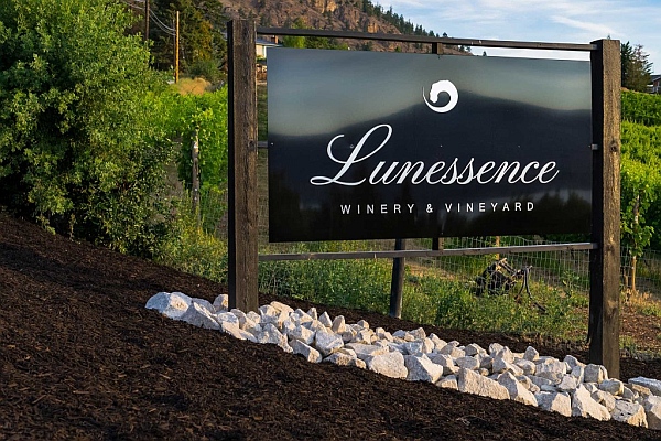 Lunessence Winery sign