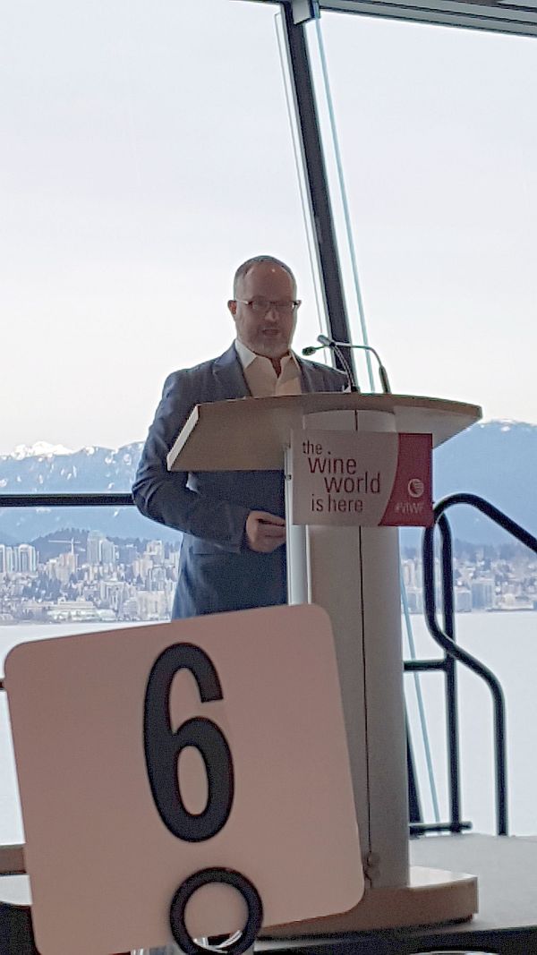 Jon Bonne speaking at the Lessons From California Thoughts lunch