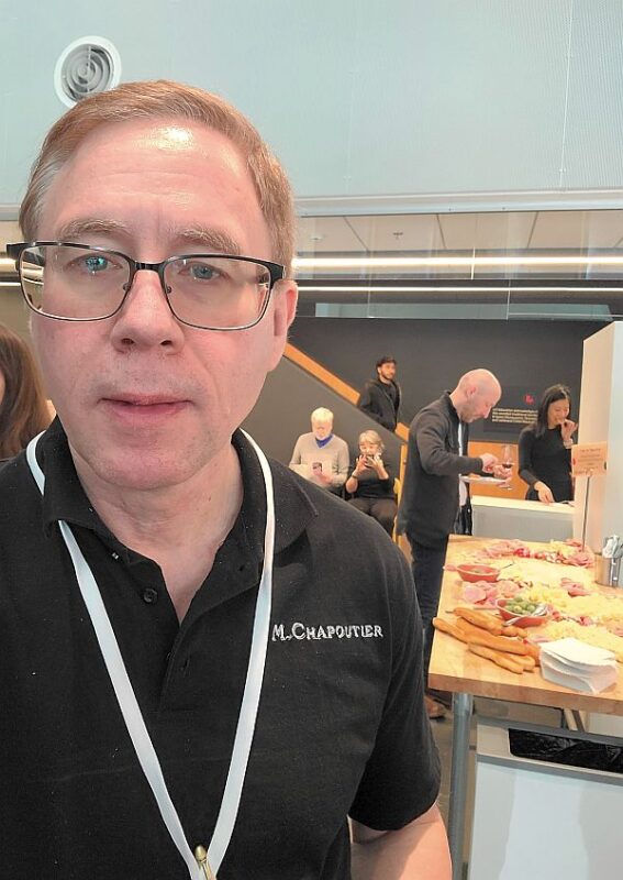 Karl MyWinePal in front of the Pain et Beurre table