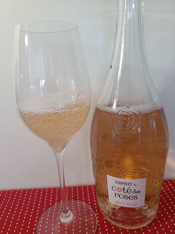Gérard Bertrand Esprit de Cote des Roses Brut Rosé with wine in glass